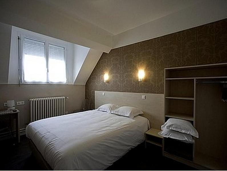 Logis Le Chene Dore La Loupe Exterior photo